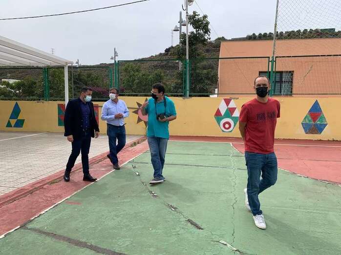 El alcalde Héctor Suárez y el edil de Educación, Juan Francisco Artiles, visitaron esta mañana el centro/TA.